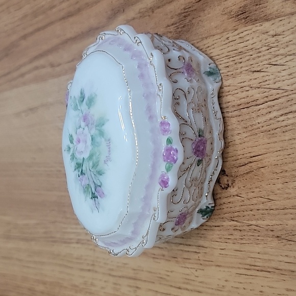 Beautiful Lidded Ornate Jewelry Trinket Box Flowers 3 1/2" x 2 1/2" x 2" - Picture 1 of 5